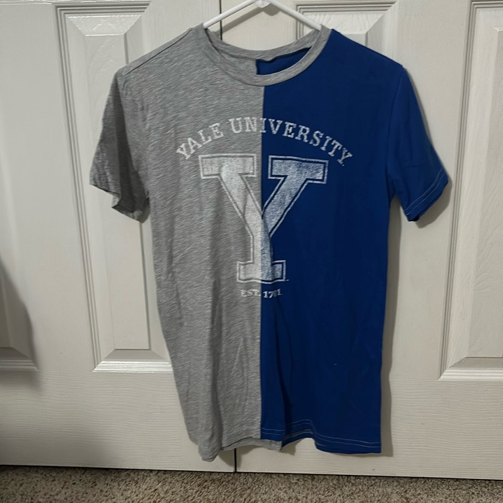 Blue and grey t-shirt “Yale University”